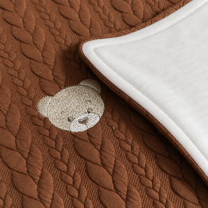 Coperta treccia bamboo teddy Coccolissimi in jacquard e bamboo Oeko-Tex. Morbida, ricamata e ideale per carrozzina e lettino neonato.